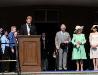 Μια μέλισσα επιτίθεται στον πρίγκιπα Harry και η Meghan ξεκαρδίζεται